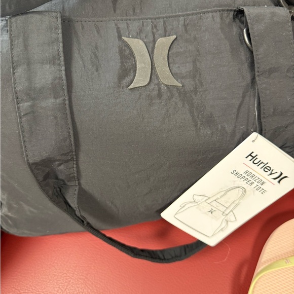 Hurley BUNDLE Black Tote and Pink Leopard Backpack with Flip Flops - Picture 4 of 9